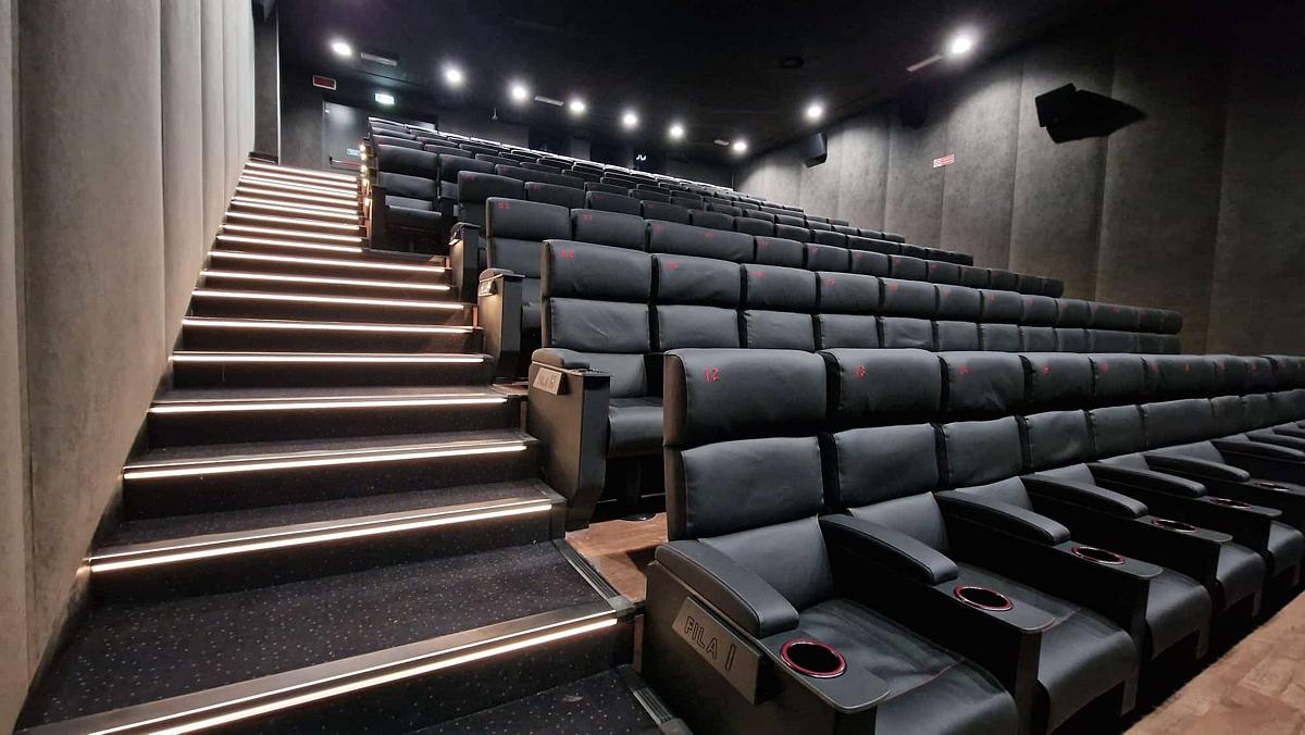 Nuove poltrone e divanetti in sala per maggiore comfort