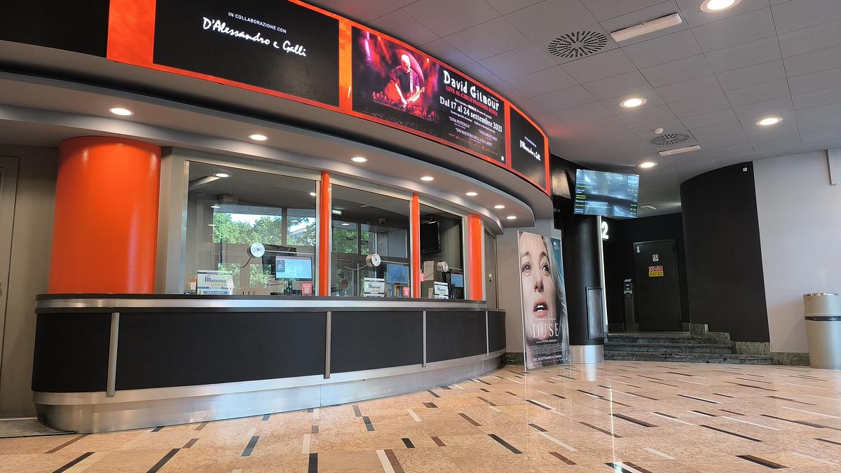 Video LED sopra la biglietteria e nuovi schermi informativi per gli orari
