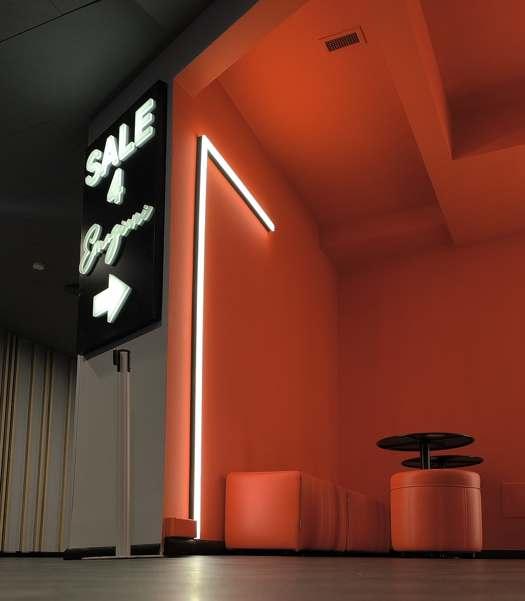 Rivestimenti e illuminazione aggiornati per un ambiente più confortevole