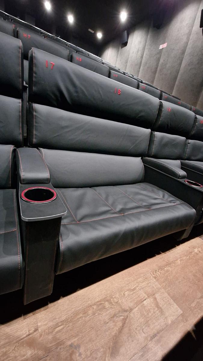 Nuove poltrone e divanetti in sala per maggiore comfort